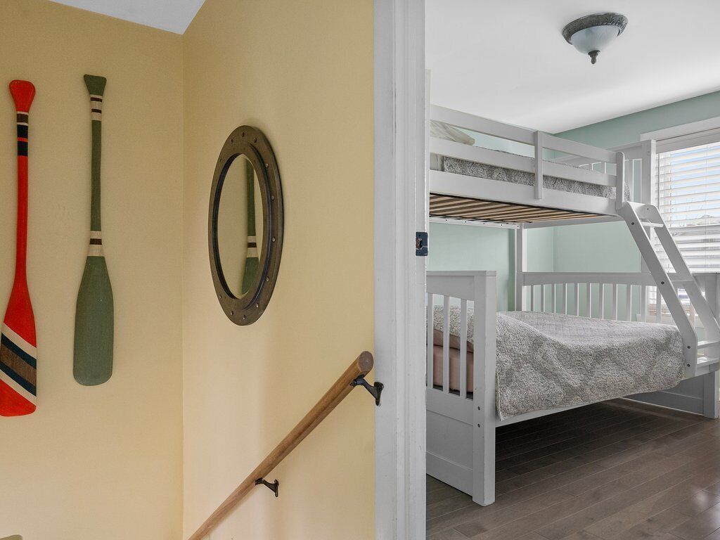 4 bedrooms, desk, iron/ironing board, WiFi