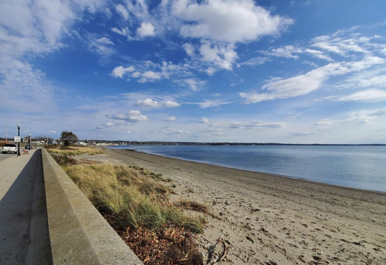 Plage à proximité, chaises longues, serviettes de plage