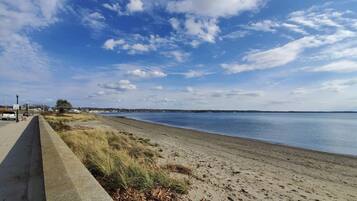 Beach nearby, sun-loungers, beach towels