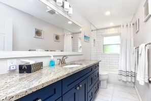 Ensemble douche/baignoire, sĂšche-cheveux, serviettes fournies, savon