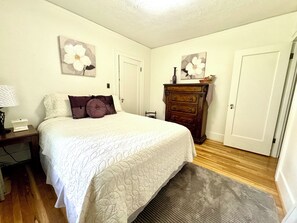 2 soverom, skrivebord, strykejern/-brett og reiseseng for barn