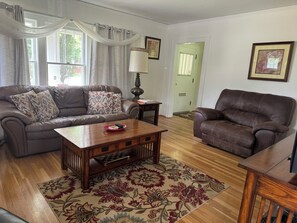 Älytelevisio, takka, DVD-soitin, kirjoja