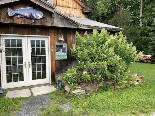 Quiet, spacious, private, beautiful views above art studio