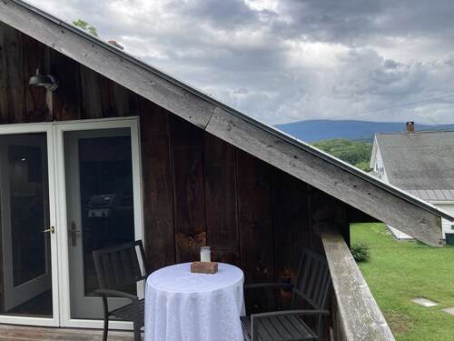 Quiet, spacious, private, beautiful views above art studio