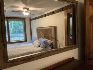 1 chambre, coffre-fort, bureau, fer et planche à repasser