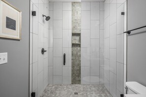 Ensemble baignoire-douche, séchoir à cheveux, serviettes fournies, savon