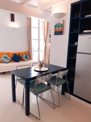 Fridge, oven, stovetop, electric kettle