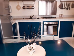 Frigorifero, forno, piano cottura, bollitore elettrico