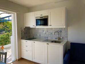 Frigorifero, microonde, piano cottura, bollitore elettrico