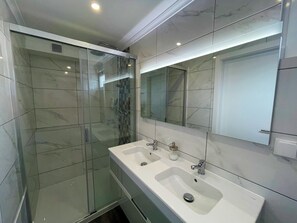 Dusche, Handtücher, Shampoo, Toilettenpapier