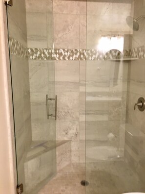 Duschwanne, Handtücher, Seife, Shampoo
