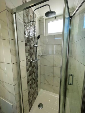 Dusche, Haartrockner, Handtücher, Toilettenpapier