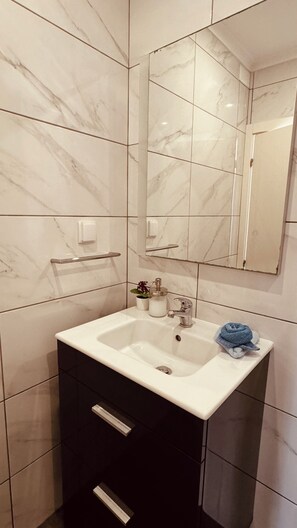 Shower, hair dryer, towels, shampoo