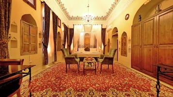 Suite Studio Élite | Mini-bar avec articles gratuits, coffres-forts dans les chambres