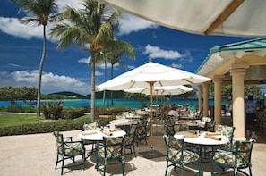 Outdoor dining - Condo on the beach (St Thomas)