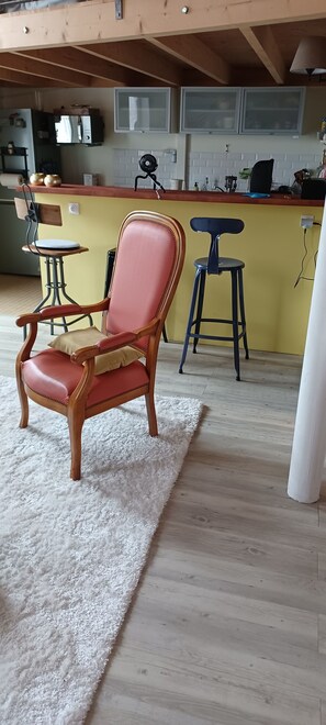 Unclassified image, 4 of 24, button