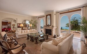 Een televisie en een open haard