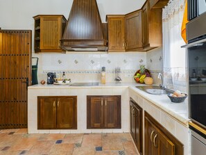 Een koelkast, een microgolfoven, een oven, een vaatwasser