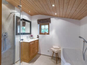 Bathtub, towels
