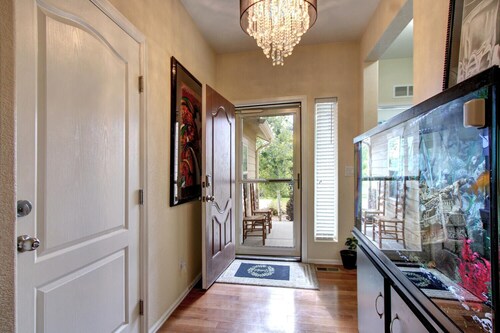  14 mins to DIA/ Gaylord /Anshutz. Can be rented long term with Huge discount .
