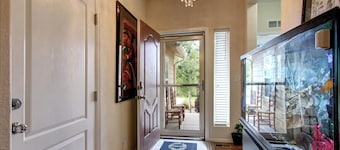 14 mins to DIA/ Gaylord /Anshutz. Can be rented long term with Huge discount .