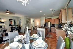 Dining -  14 mins to DIA/ Gaylord /Anshutz. Can be rented long term with Huge discount . (Aurora)