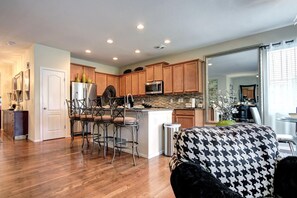 Interior -  14 mins to DIA/ Gaylord /Anshutz. Can be rented long term with Huge discount . (Aurora)
