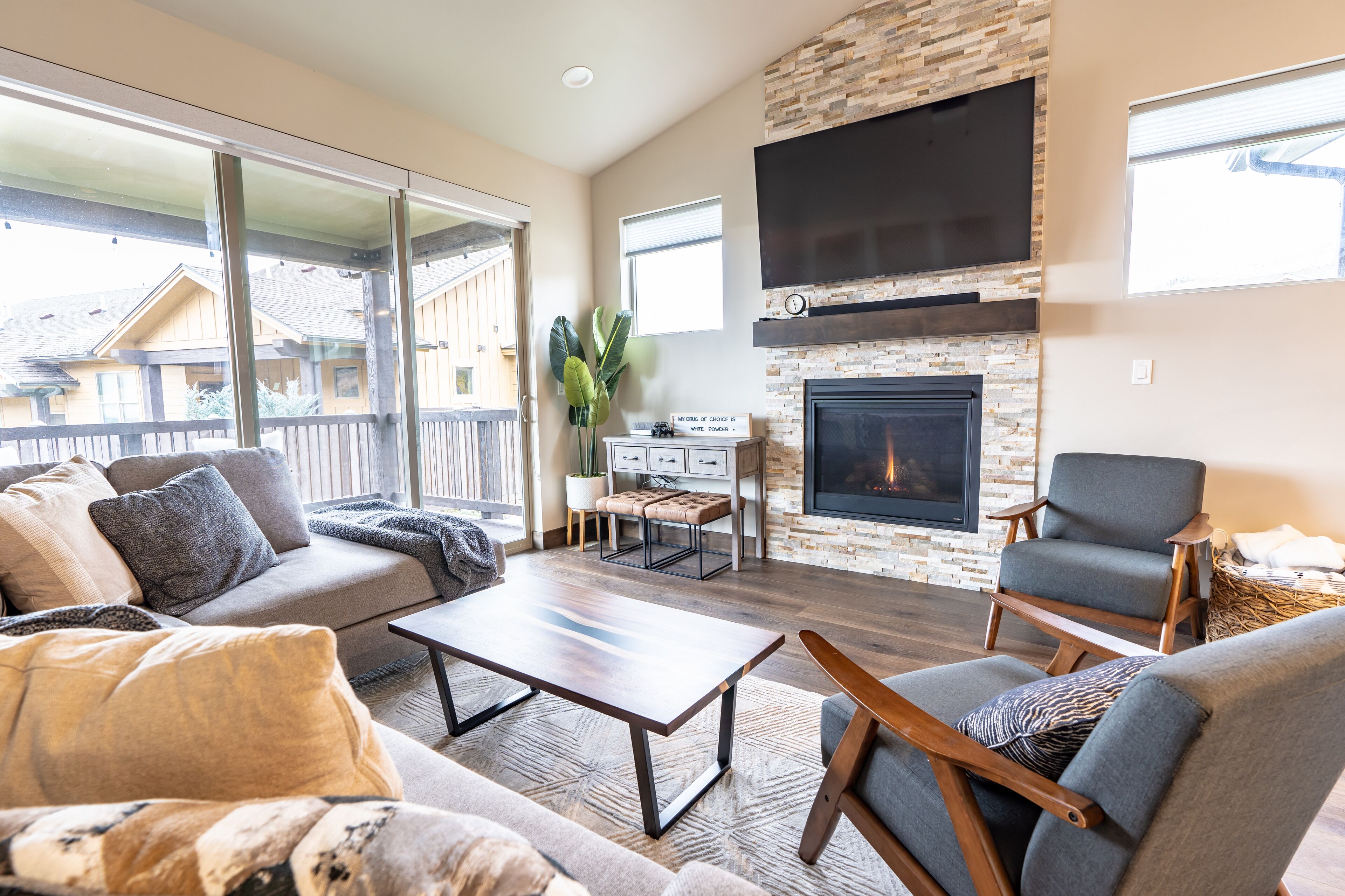  New Luxury Townhome-perfect vacation getaway -sleeps 8-11