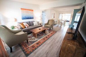 TV - Mango trees and Palms! Whole home sleeps 8 - 10 mins of 5th Avenue. (Naples)