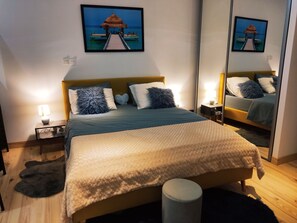 4 bedrooms, desk, iron/ironing board, free WiFi - Great American Townhouse (Solomiac)