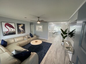 智能电视、办公室、电脑显示器