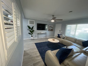 智能电视、办公室、电脑显示器