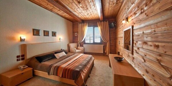 مكتب ومساحة عمل للكمبيوتر المحمول وملاءات أسرّة