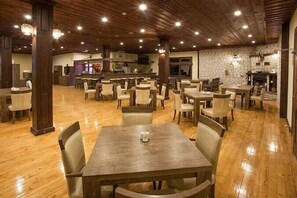 بوفيه فطور مجانًا يوميًا