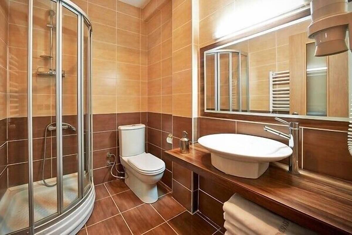 Exclusive Double Room | Bathroom | Shower, towels