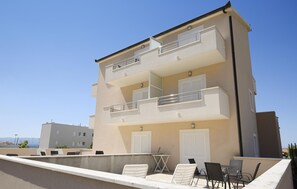 Outdoor dining - 1 bedroom beautiful apartment in Podstrana (Podstrana)