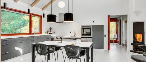 Geladeira, lava-louças, cafeteira/chaleira