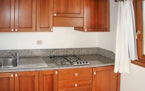 Geladeira, cooktop, talheres/pratos/utensílios de cozinha