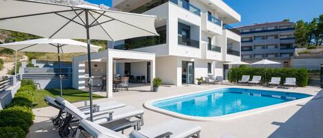 Een verwarmd zwembad