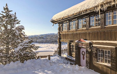 Gorgeous home in åmotsdal with sauna