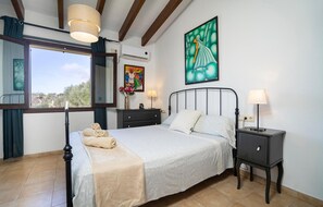 3 bedrooms, free WiFi, bed sheets - Amazing home in Sineu (Sineu)