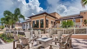 Un hôtel doté d’un patio avec des espaces de détente en plein air et un foyer.