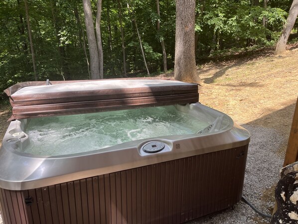 Un jacuzzi en un área boscosa.