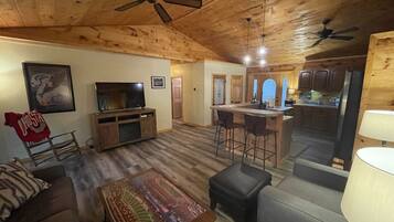 Smart-TV, peis, DVD-spiller og bøker