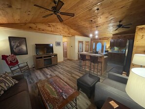 Älytelevisio, takka, DVD-soitin, kirjoja