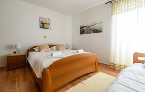 2 Schlafzimmer, Reisekinderbett, kostenloses WLAN, Bettwäsche