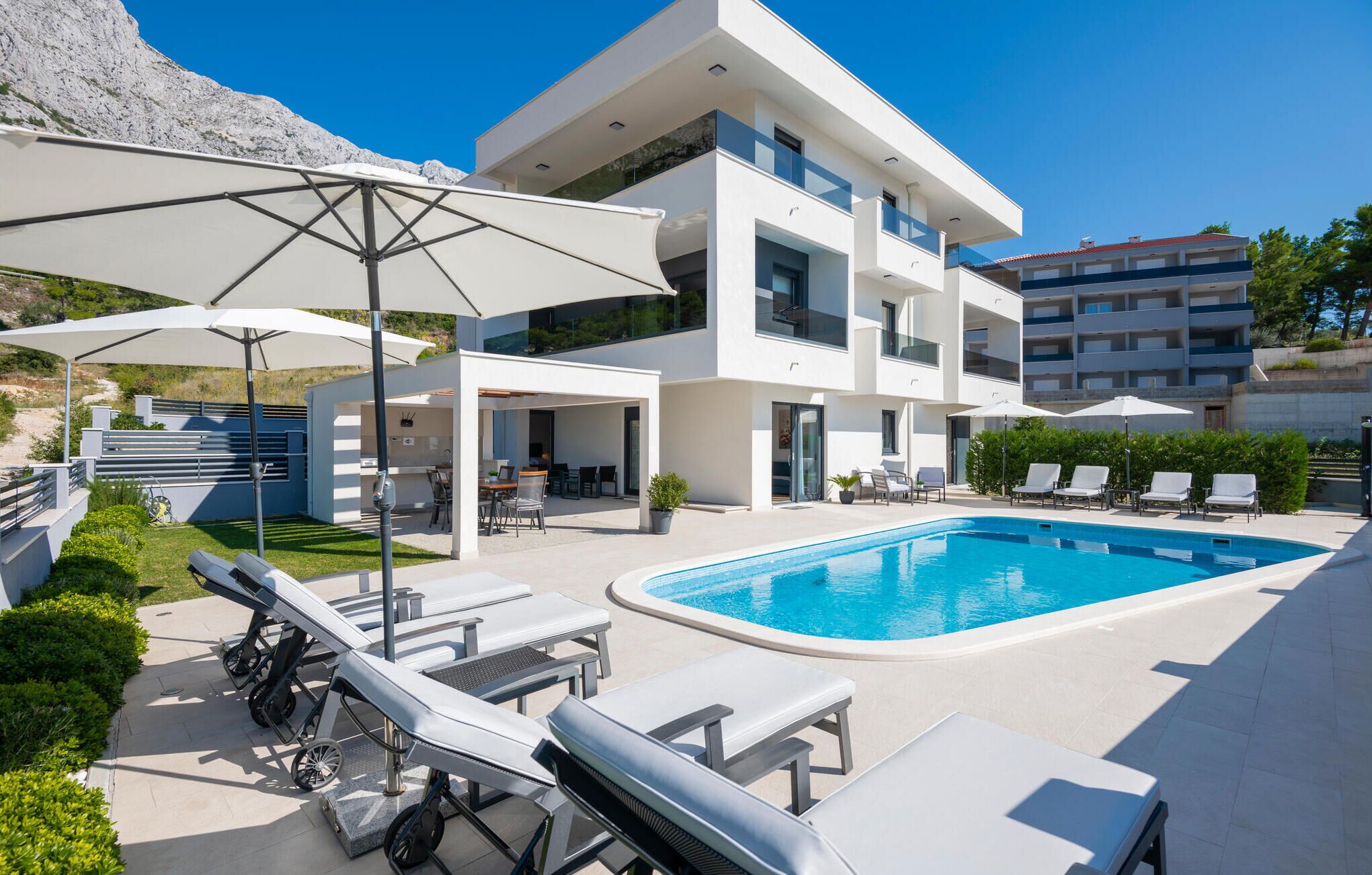 Een buitenzwembad en een verwarmd zwembad