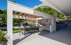 Outdoor dining - Lovely apartment in Baska Voda (Baska Voda)