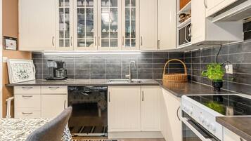 Kjøleskap, ovn, kokeplater og oppvaskmaskin