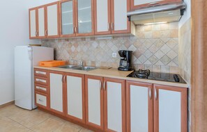 Kühlschrank, Herdplatte, Wasserkocher mit Kaffee-/Teezubehör